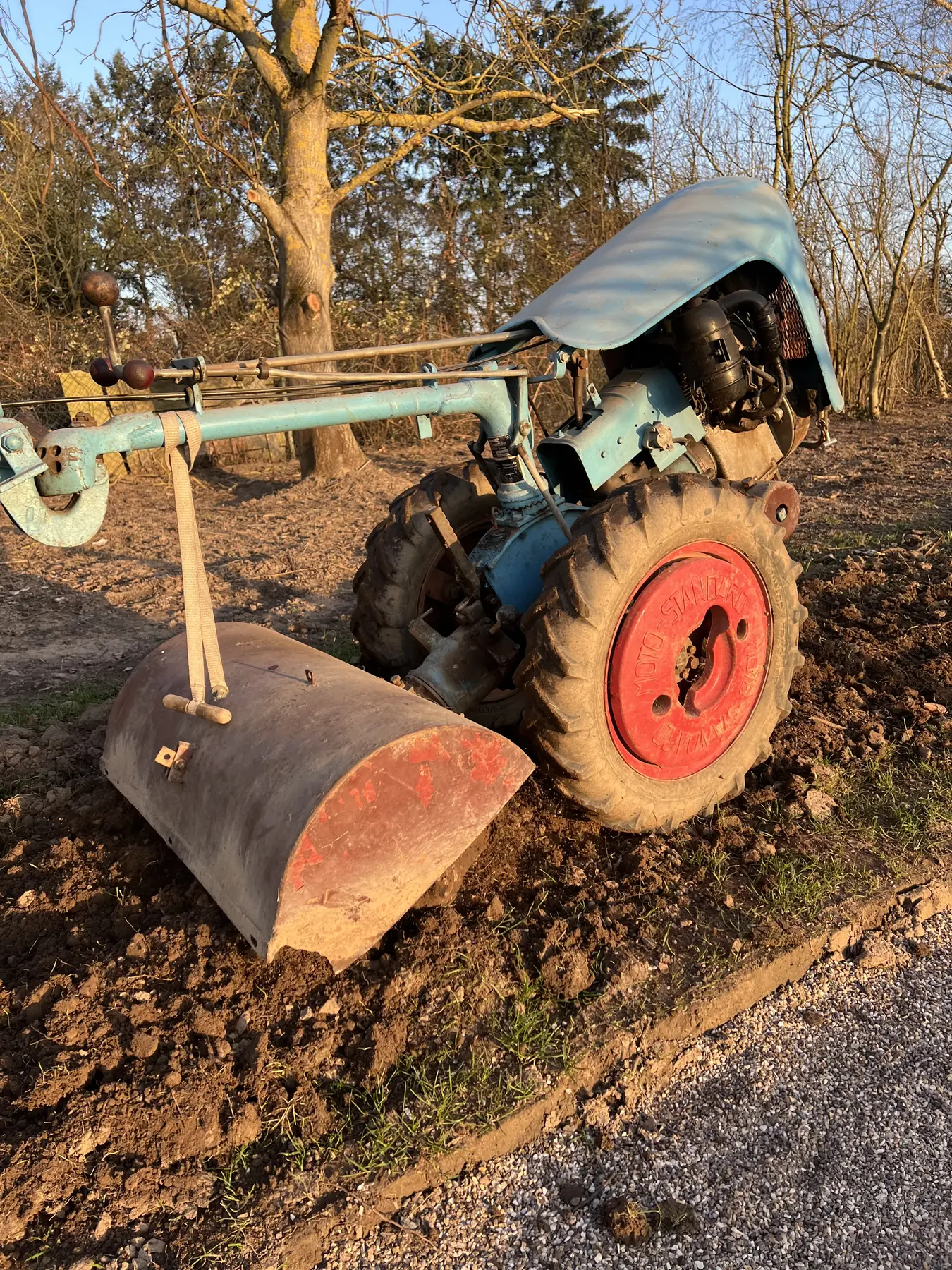 Bodenfräse bei der Vorbereitung einer Gartenfläche