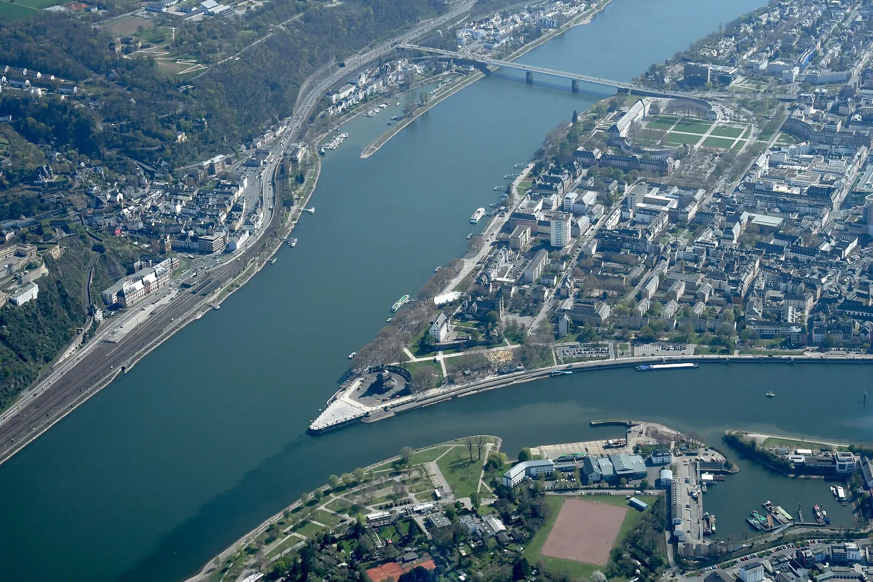 Luftbild des Deutschen Ecks in Koblenz, wo Mosel und Rhein zusammenfließen